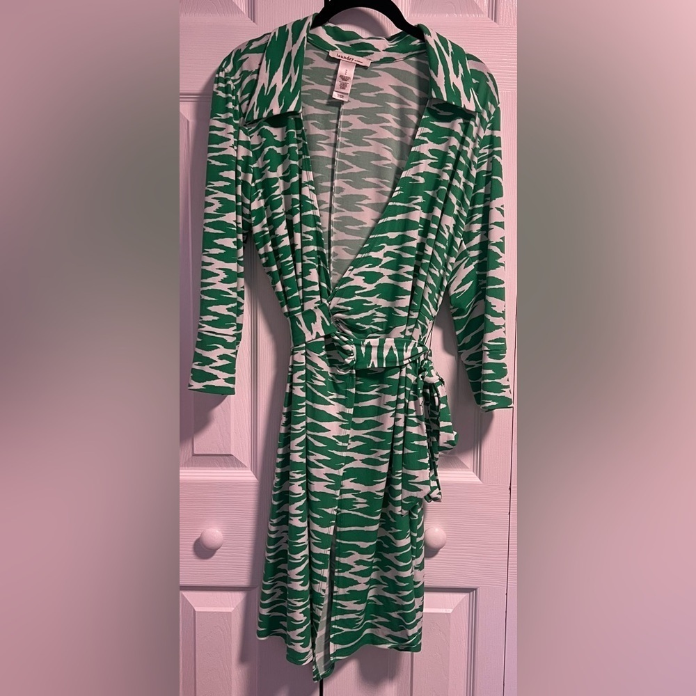 Women's Laundry by Design Green and White Animal Print Wrap Dress